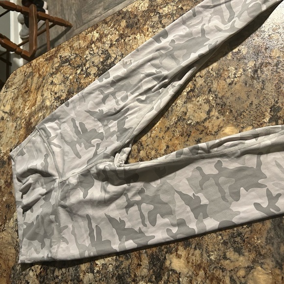 Lululemon Wunder Under Super Highrise Tight Luxtreme 28” Incognito Camo SZ 2 - Picture 2 of 4